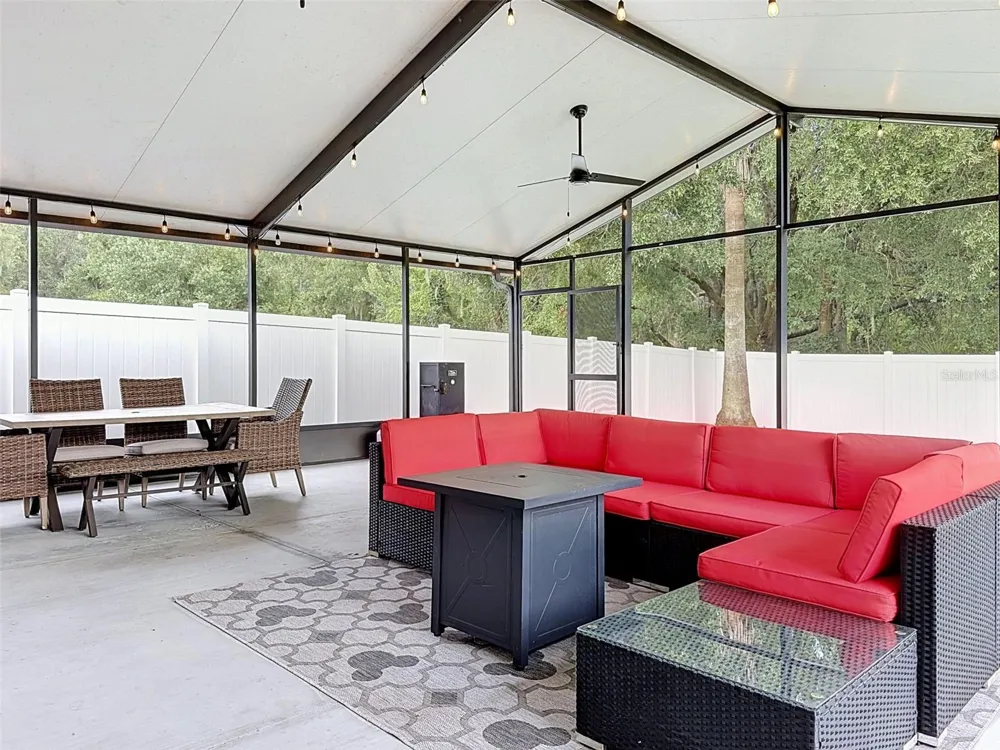 5720 HAWKLAKE RD Lithia, FL 33547
