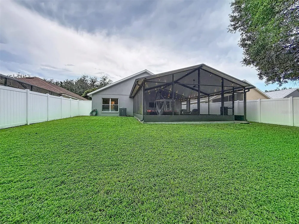 5720 HAWKLAKE RD Lithia, FL 33547