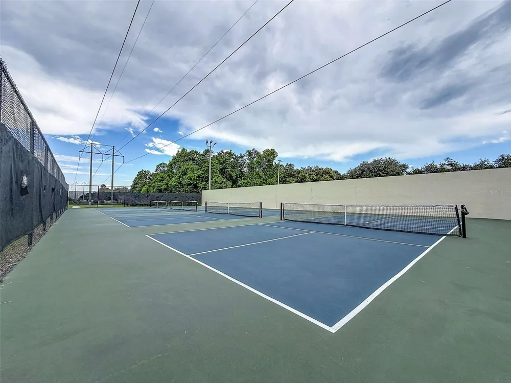 5720 HAWKLAKE RD Lithia, FL 33547
