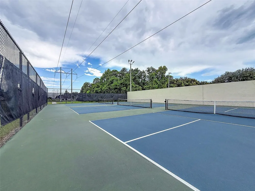 5720 HAWKLAKE RD Lithia, FL 33547