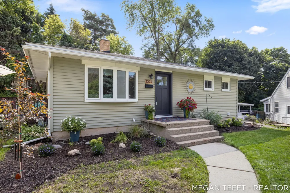 1074 Washtenaw Drive NE Grand Rapids, MI 49505