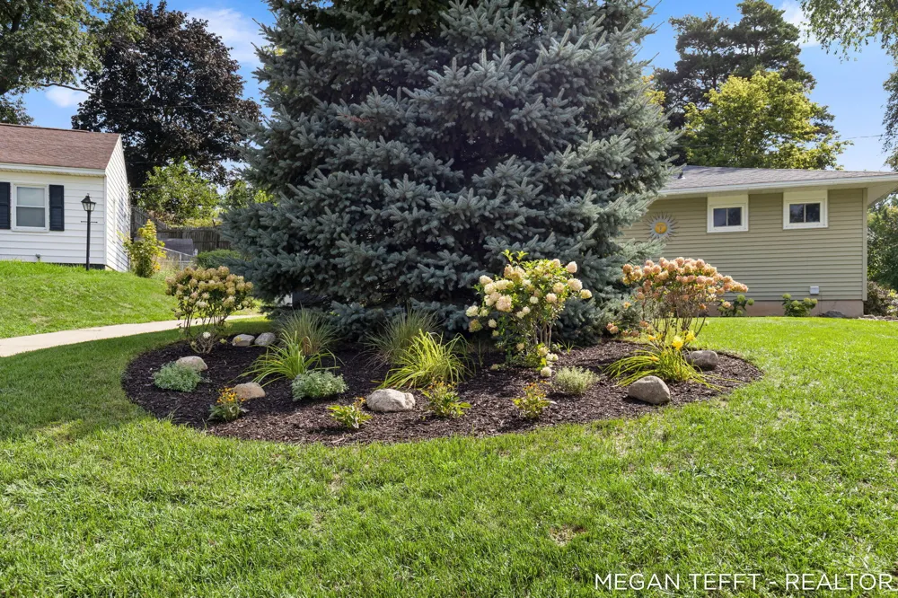 1074 Washtenaw Drive NE Grand Rapids, MI 49505