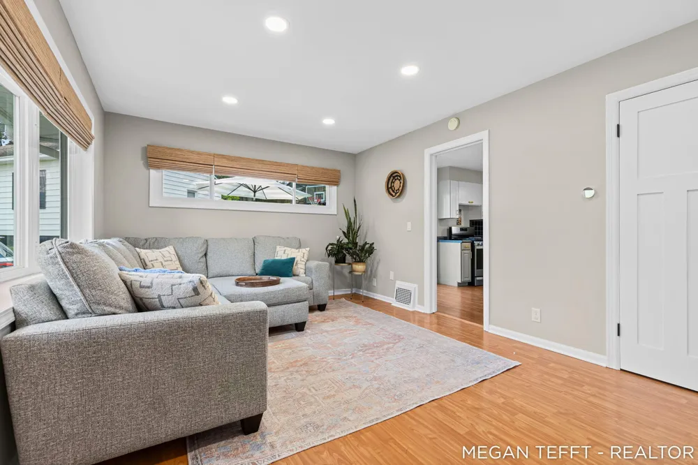 1074 Washtenaw Drive NE Grand Rapids, MI 49505