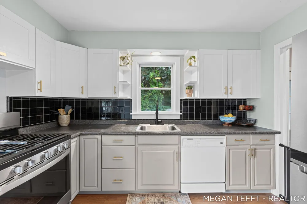 1074 Washtenaw Drive NE Grand Rapids, MI 49505