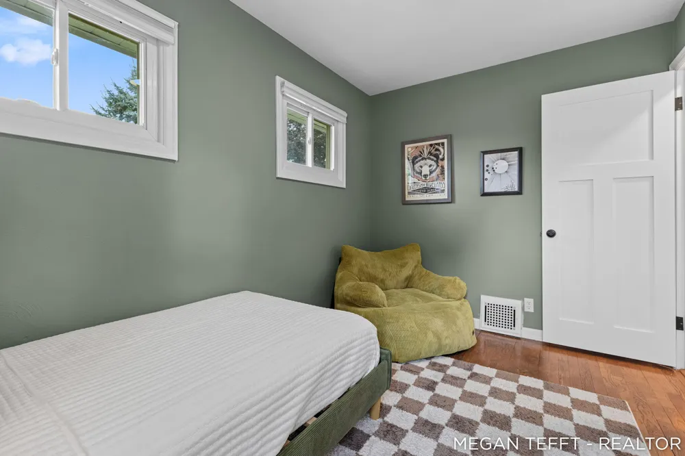 1074 Washtenaw Drive NE Grand Rapids, MI 49505
