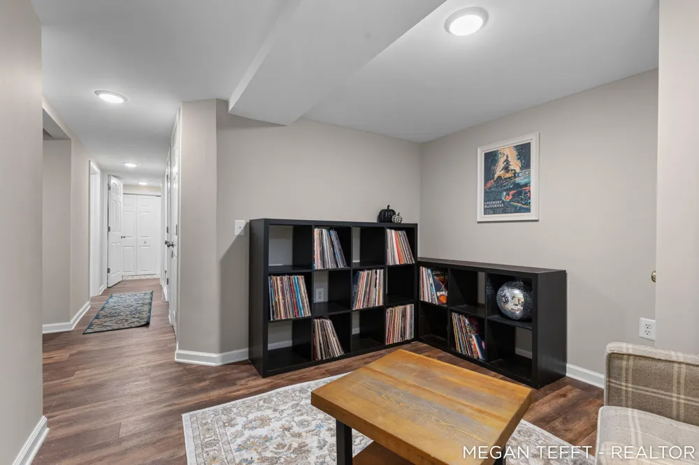 1074 Washtenaw Drive NE Grand Rapids, MI 49505