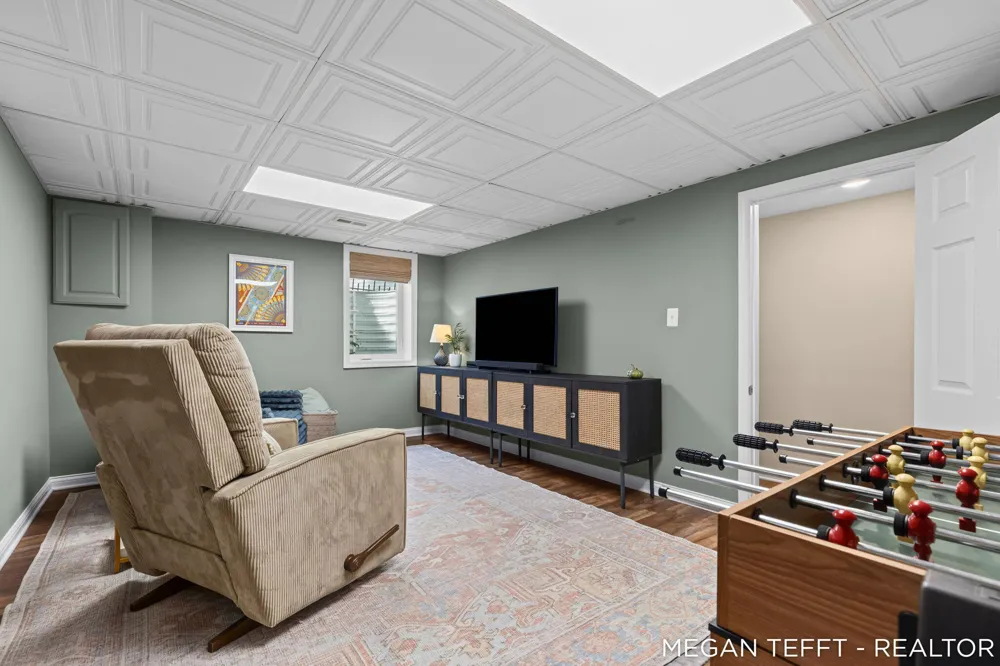 1074 Washtenaw Drive NE Grand Rapids, MI 49505
