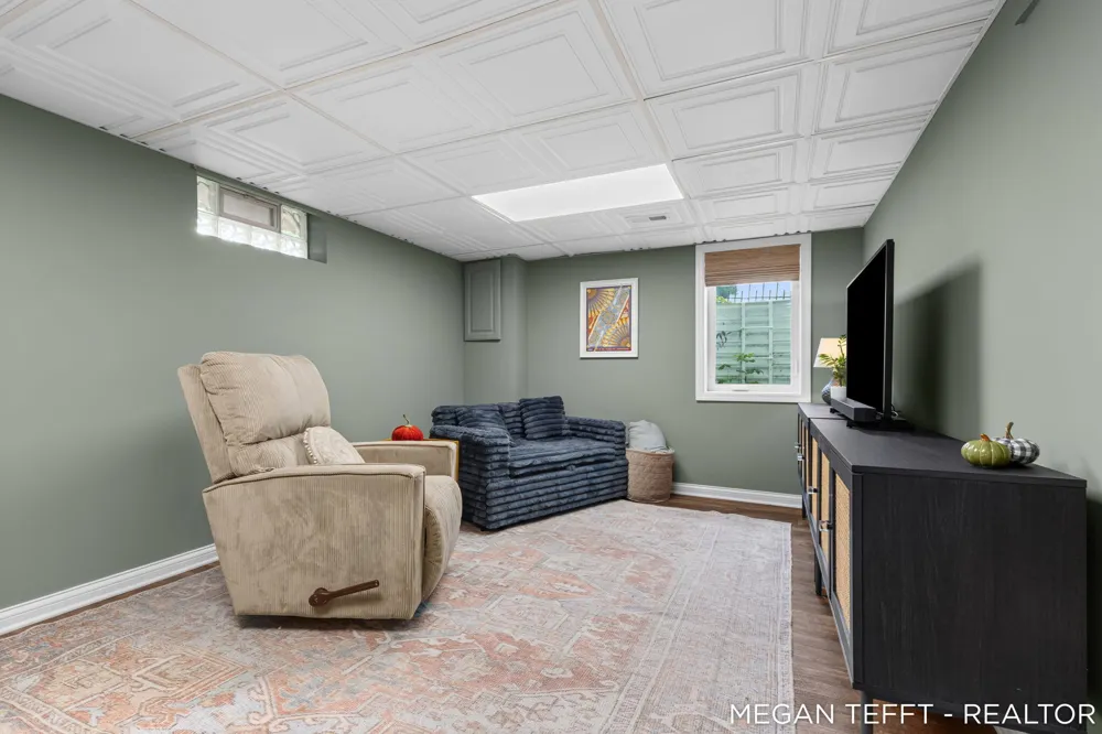 1074 Washtenaw Drive NE Grand Rapids, MI 49505