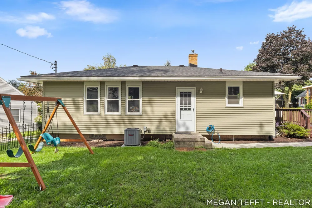 1074 Washtenaw Drive NE Grand Rapids, MI 49505