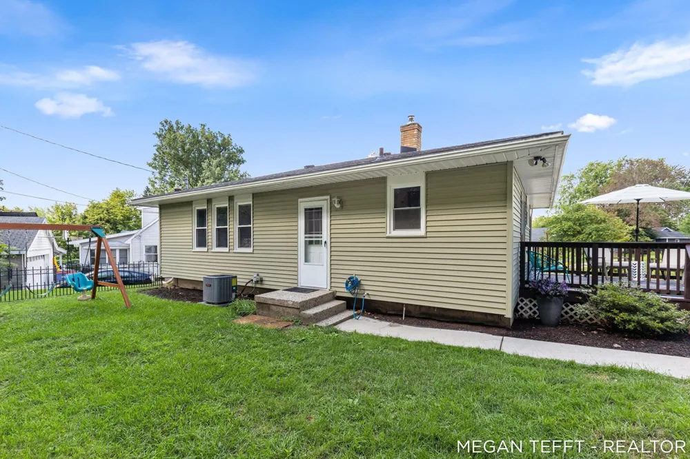 1074 Washtenaw Drive NE Grand Rapids, MI 49505