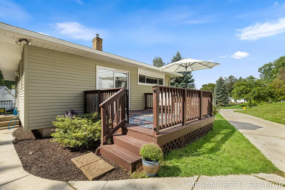 1074 Washtenaw Drive NE Grand Rapids, MI 49505