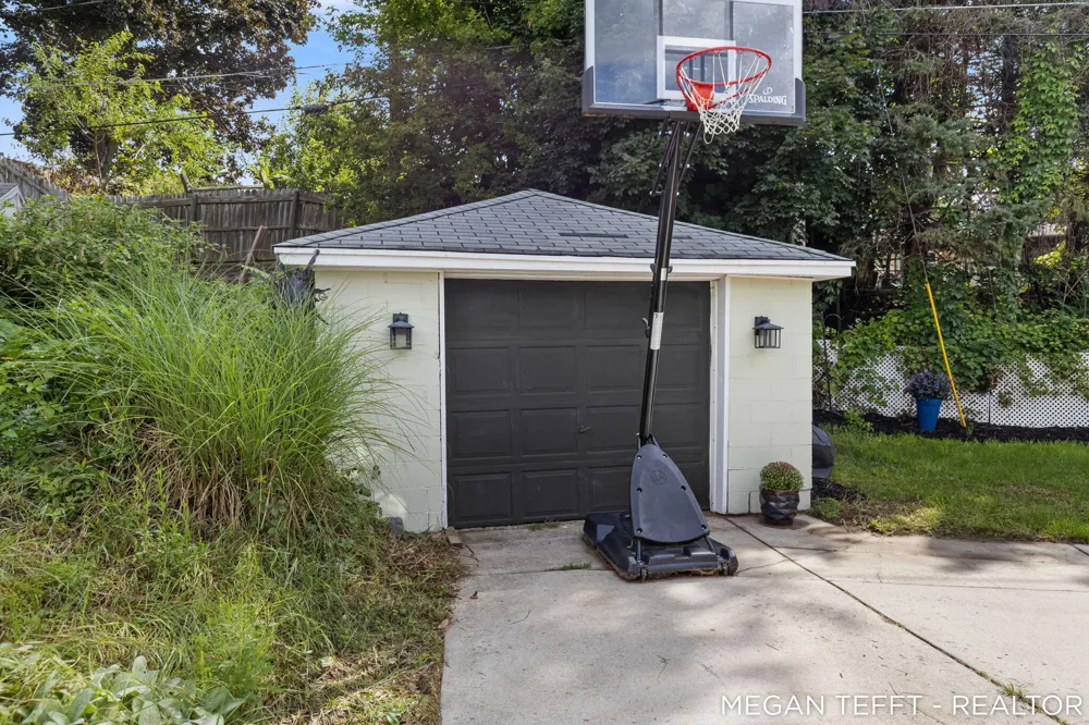 1074 Washtenaw Drive NE Grand Rapids, MI 49505