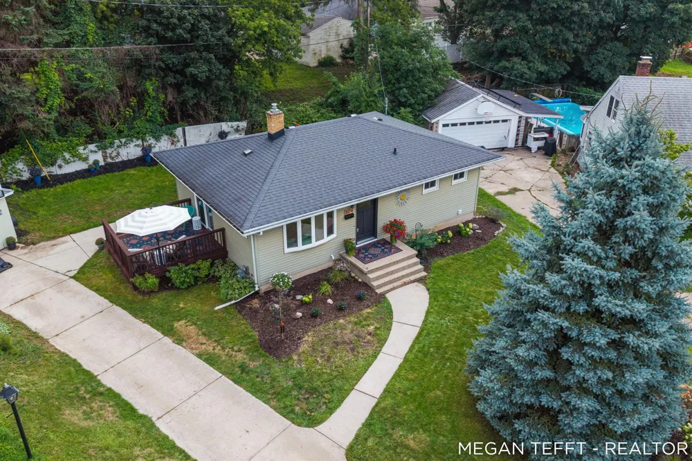 1074 Washtenaw Drive NE Grand Rapids, MI 49505