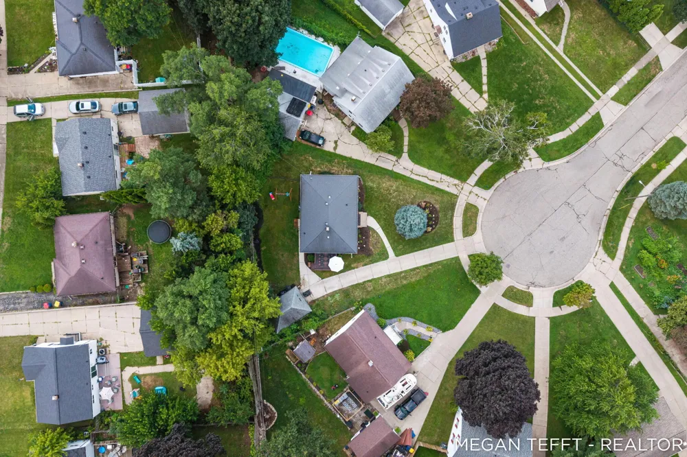1074 Washtenaw Drive NE Grand Rapids, MI 49505