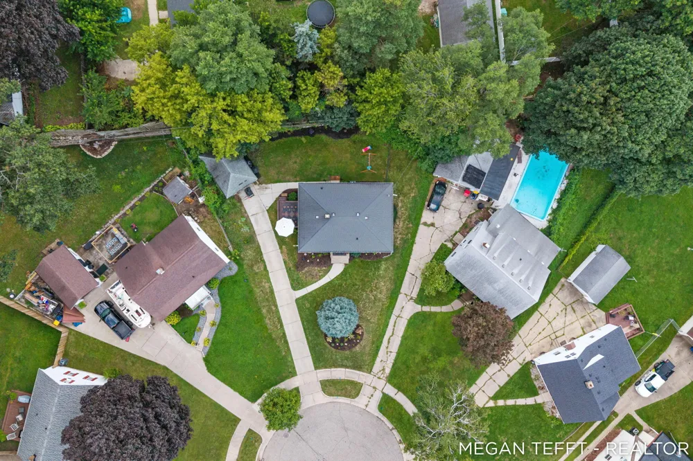 1074 Washtenaw Drive NE Grand Rapids, MI 49505