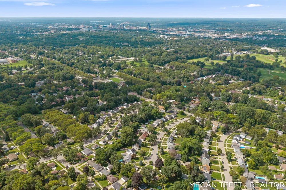 1074 Washtenaw Drive NE Grand Rapids, MI 49505