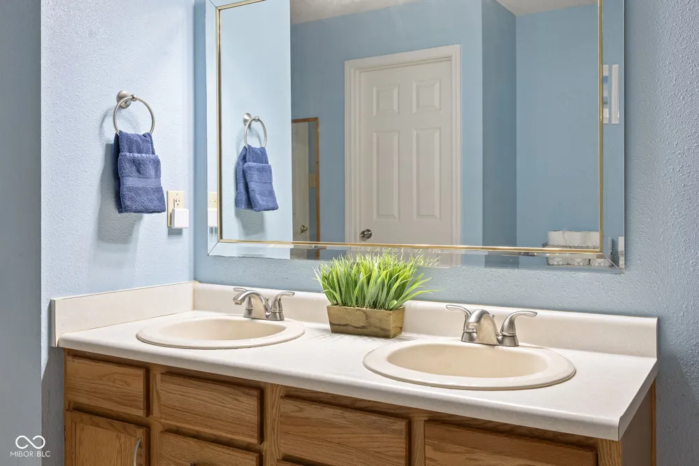 10255 Lothbury Circle Fishers, IN 46037
