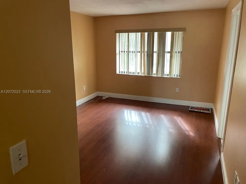 10851 SW 6th St #5 Sweetwater, FL 33174