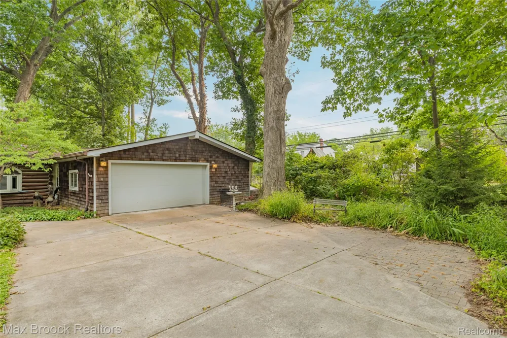 29799 Linden Street Farmington Hills City, MI 48336