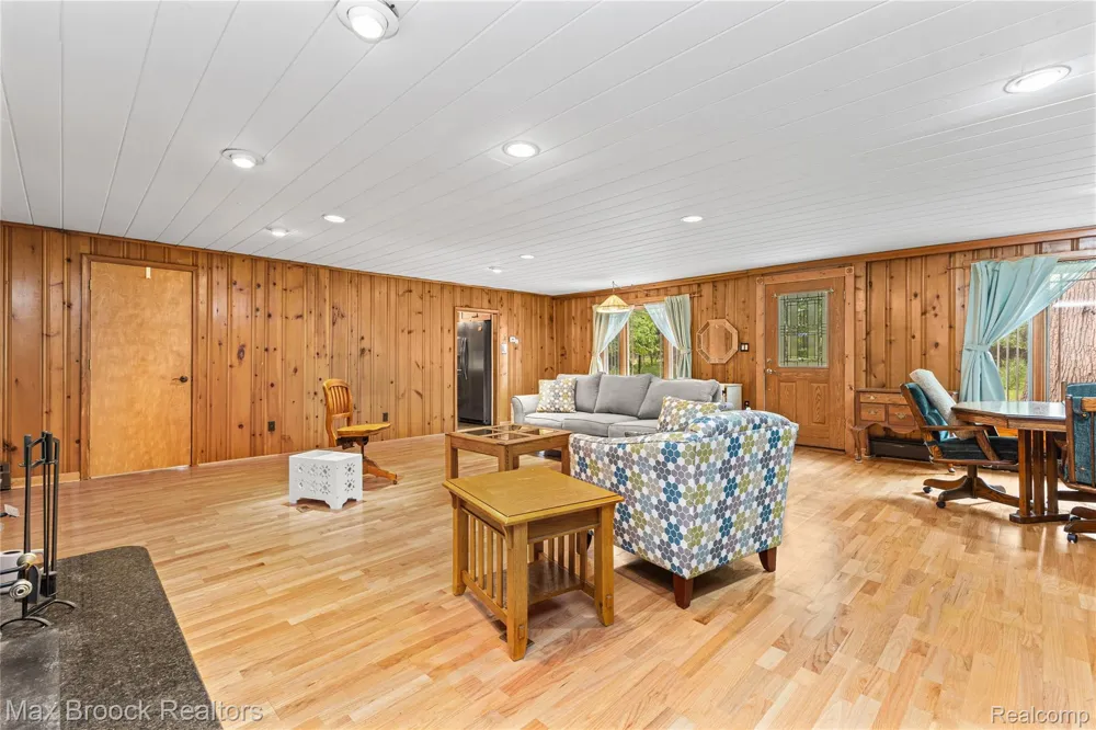 29799 Linden Street Farmington Hills City, MI 48336