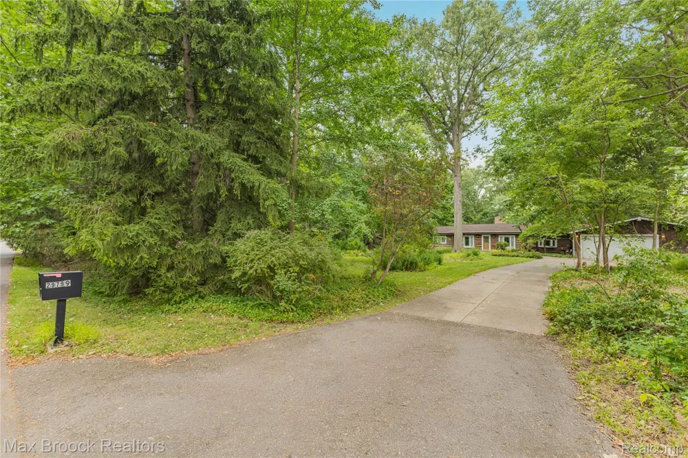 29799 Linden Street Farmington Hills City, MI 48336