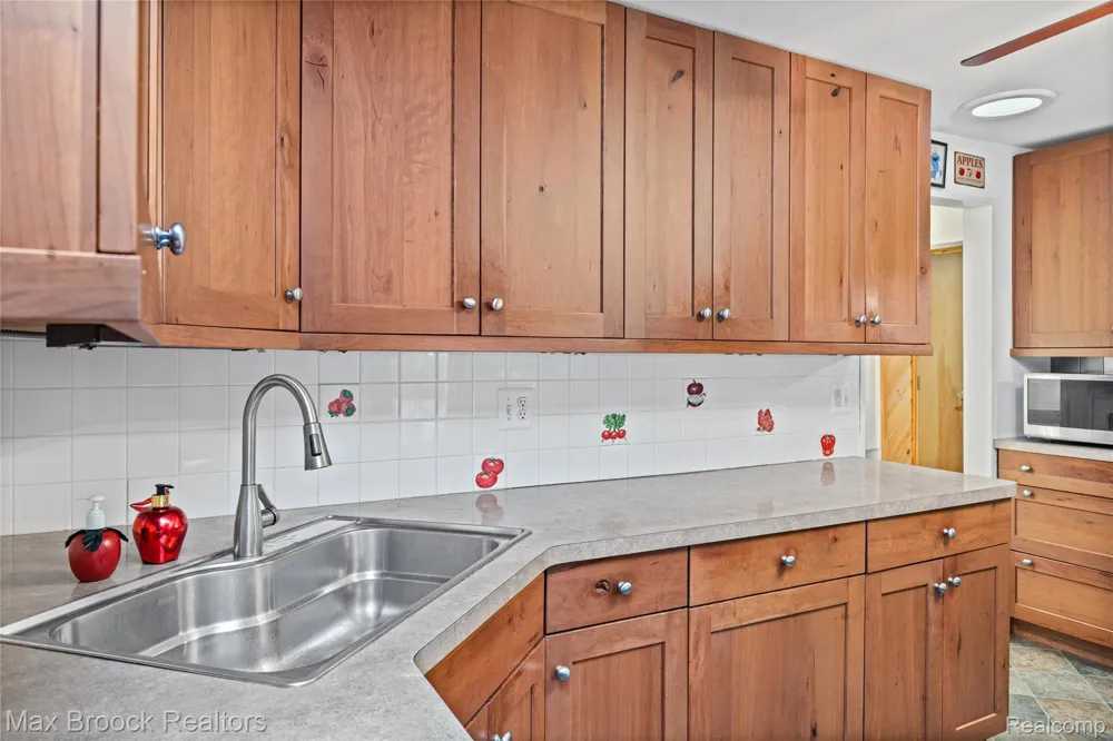 29799 Linden Street Farmington Hills City, MI 48336