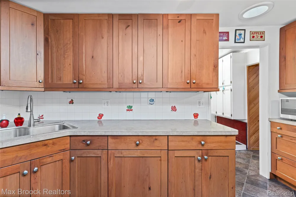 29799 Linden Street Farmington Hills City, MI 48336