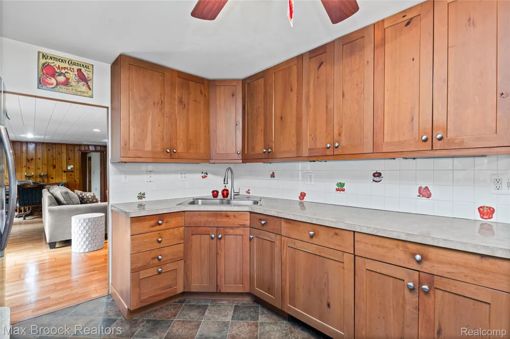 29799 Linden Street Farmington Hills City, MI 48336