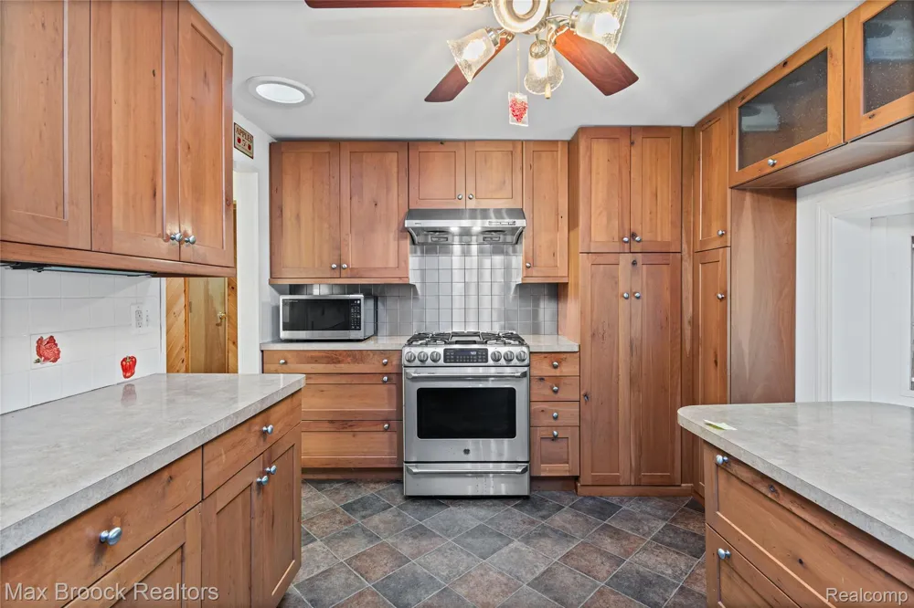 29799 Linden Street Farmington Hills City, MI 48336