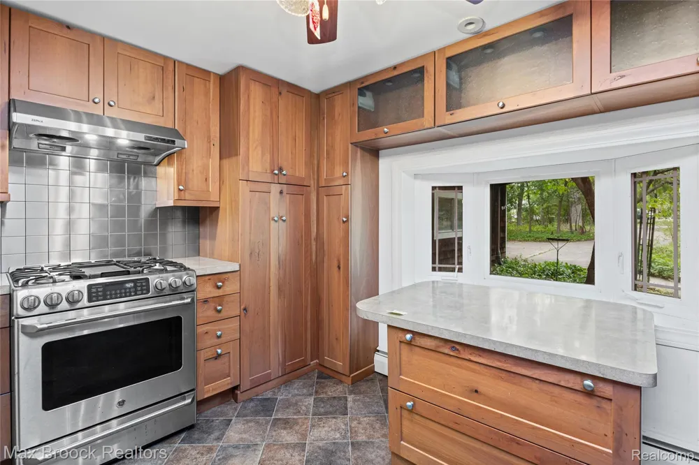 29799 Linden Street Farmington Hills City, MI 48336