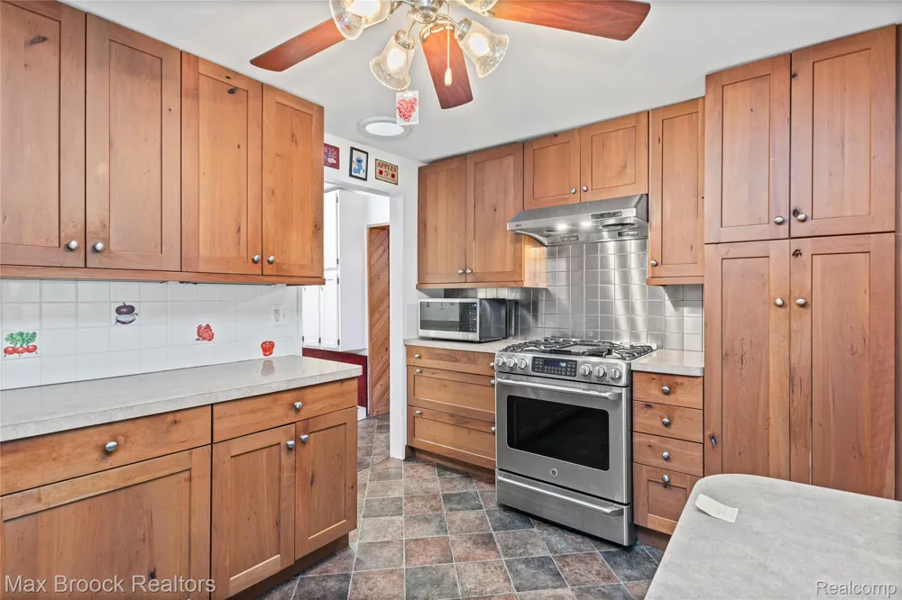29799 Linden Street Farmington Hills City, MI 48336