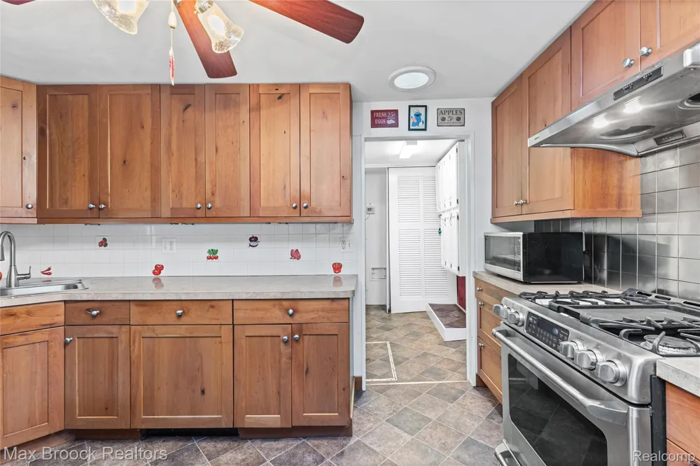 29799 Linden Street Farmington Hills City, MI 48336