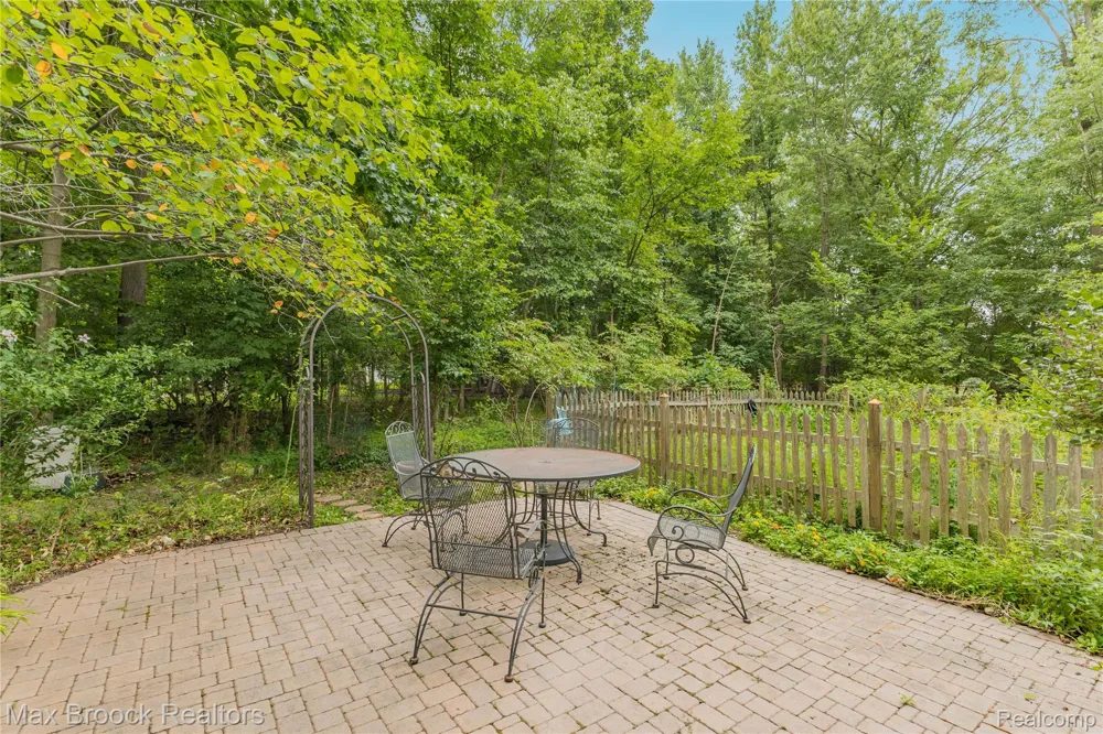 29799 Linden Street Farmington Hills City, MI 48336