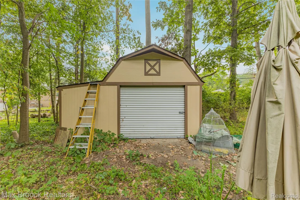 29799 Linden Street Farmington Hills City, MI 48336