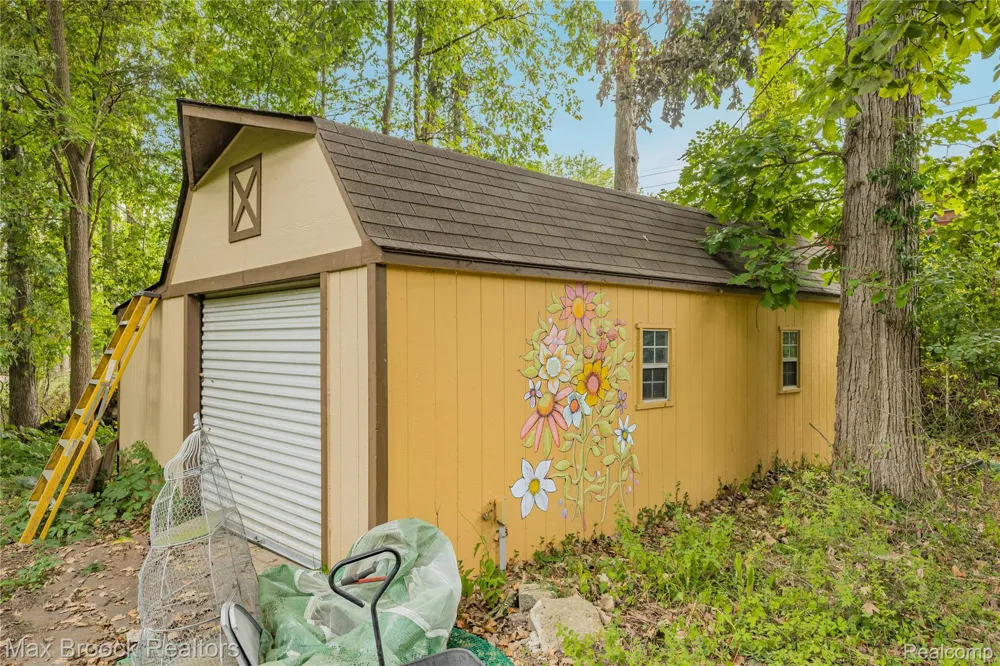29799 Linden Street Farmington Hills City, MI 48336