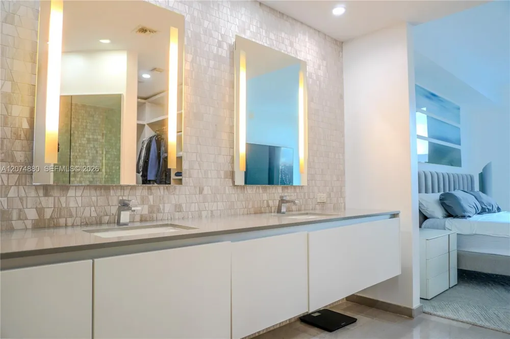 88 SW 7 #2112 Miami, FL 33130