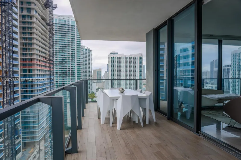 88 SW 7 #2112 Miami, FL 33130