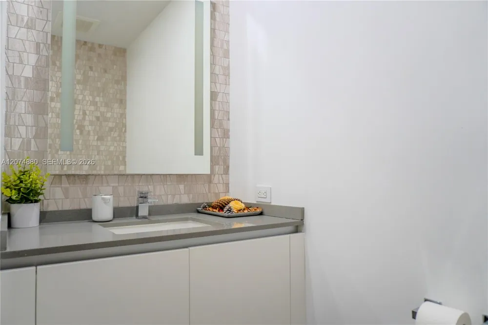 88 SW 7 #2112 Miami, FL 33130