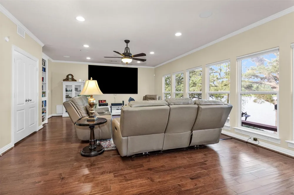 1502 Wimbledon Drive Huntsville, TX 77340