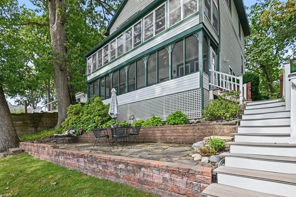 77 Park Avenue South Haven, MI 49090