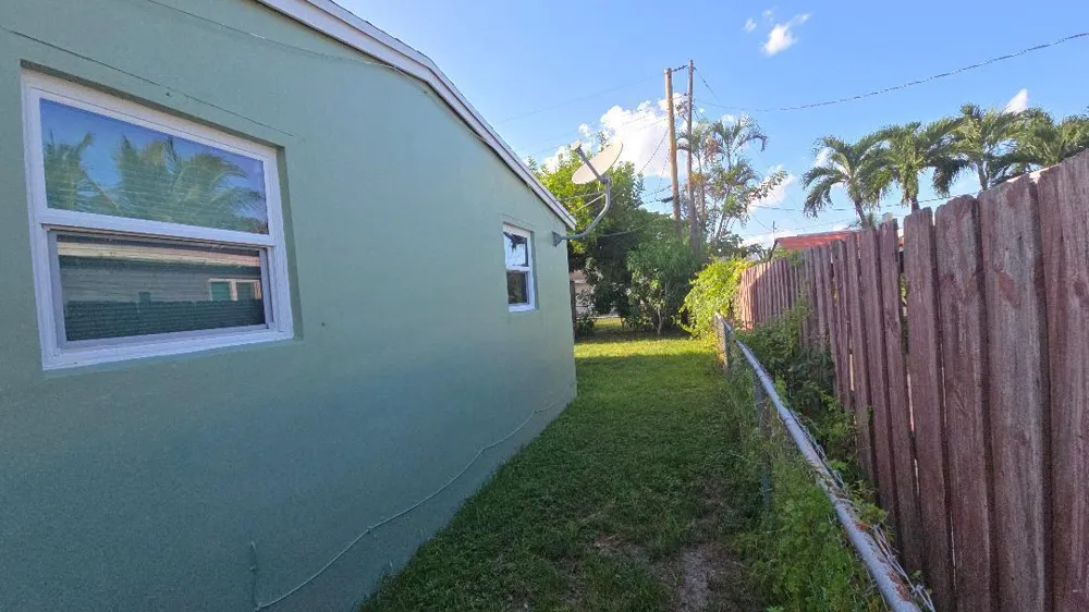 911 NE 58TH STREET Oakland Park, FL 33334