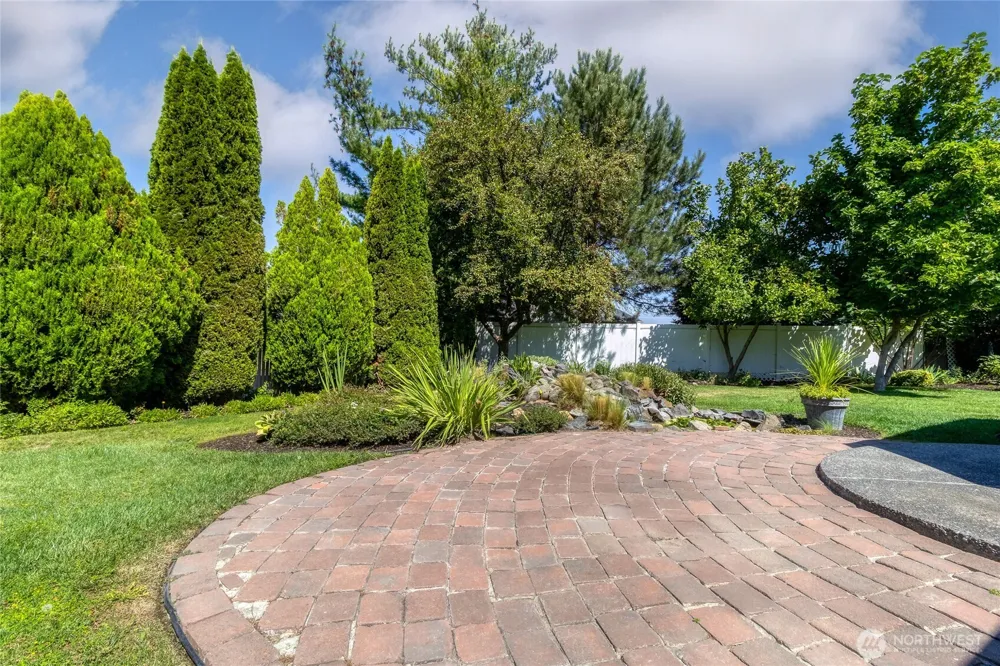 1716 SE Grassland Court College Place, WA 99324