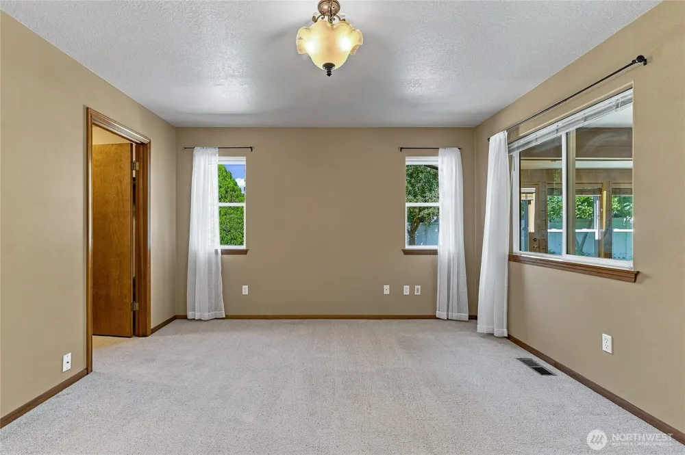 1716 SE Grassland Court College Place, WA 99324