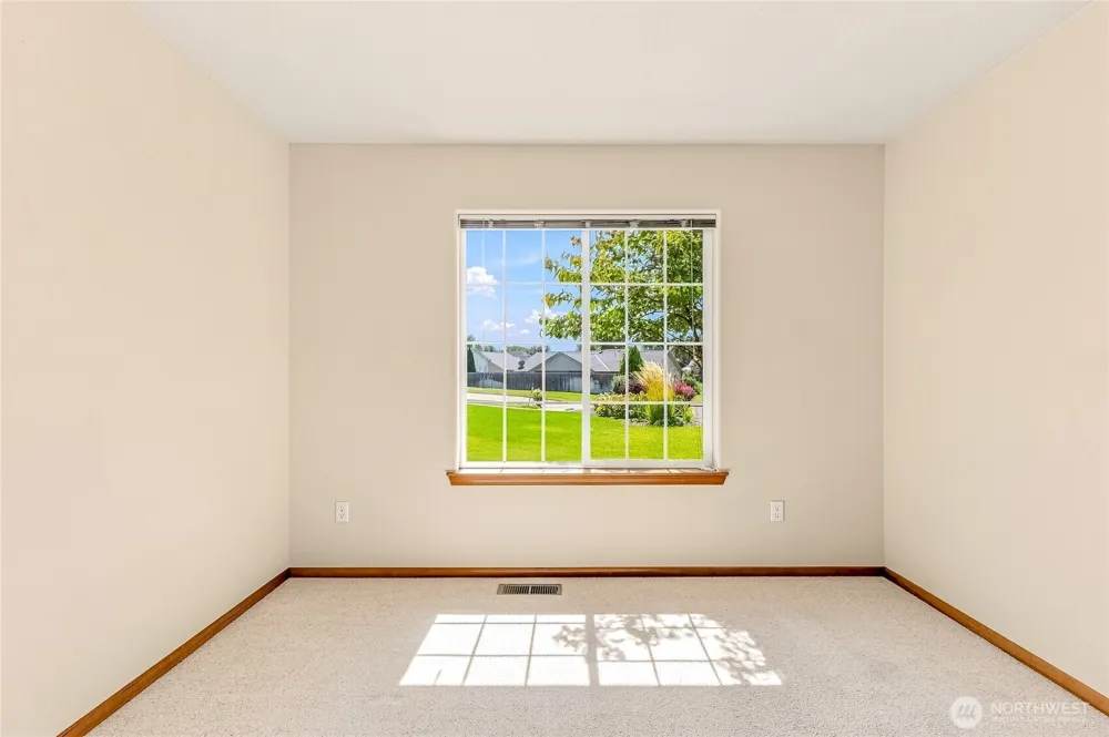 1716 SE Grassland Court College Place, WA 99324