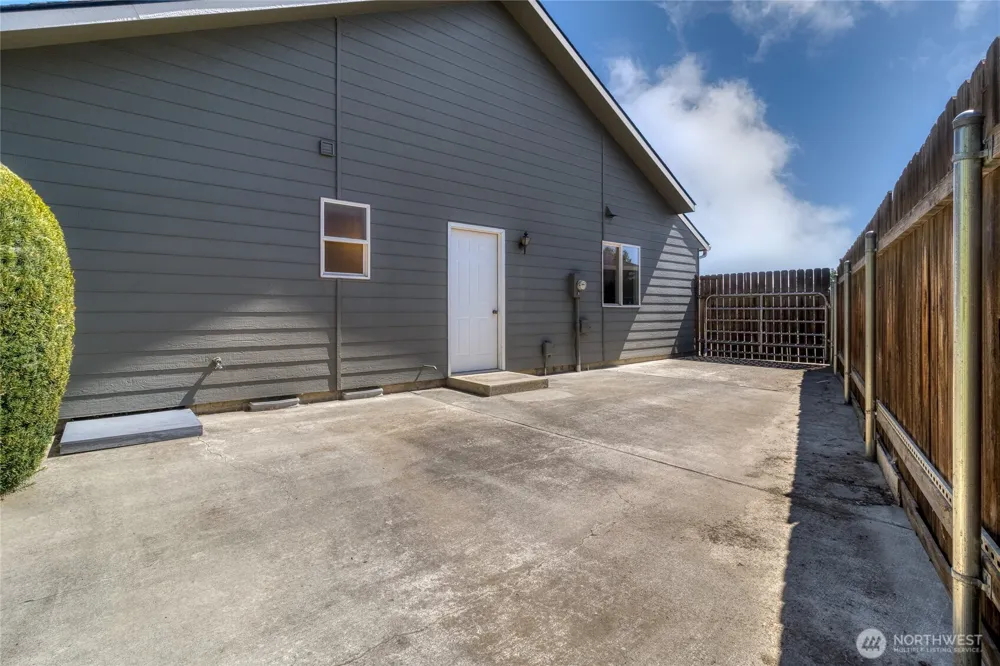 1716 SE Grassland Court College Place, WA 99324