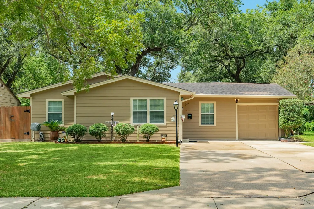229 Caladium Street Lake Jackson, TX 77566