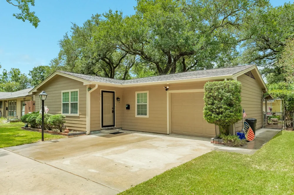 229 Caladium Street Lake Jackson, TX 77566