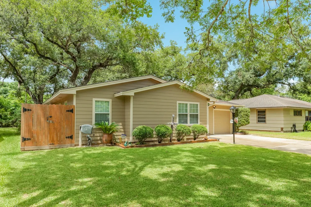 229 Caladium Street Lake Jackson, TX 77566