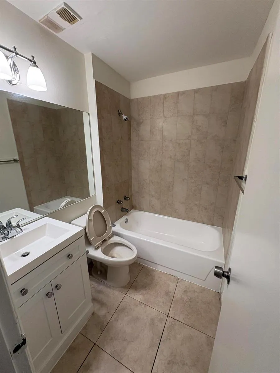 640 CYPRESS CLUB WAY #B12 Deerfield Beach, FL 33064