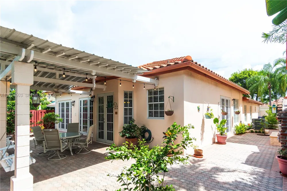 10564 NW 57th St Doral, FL 33178